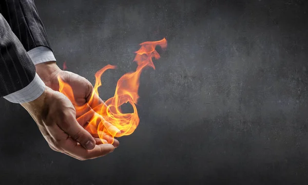 Fuego ardiendo en sus manos — Foto de Stock