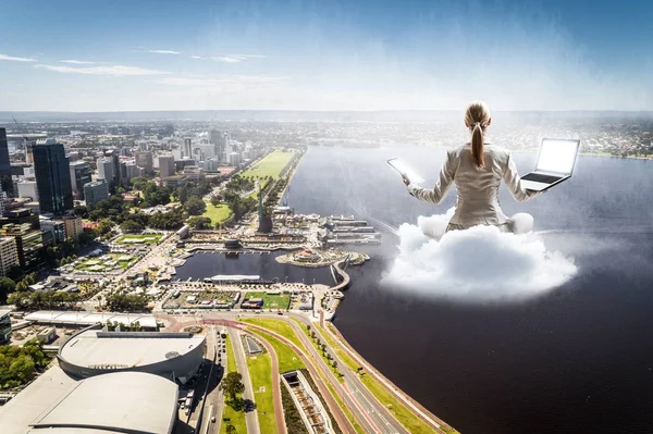 都市の上に浮いている女性 — ストック写真