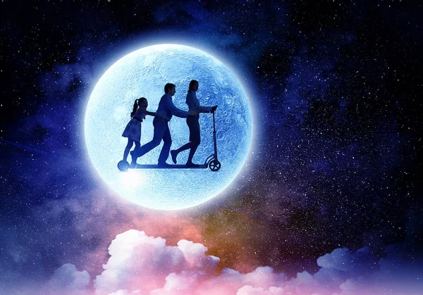 Keluarga melawan bulan purnama. Campuran media — Stok Foto