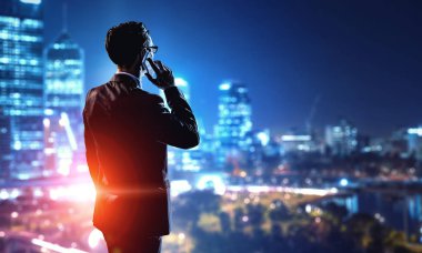 Geç geceye kadar çalışma. Karışık teknik