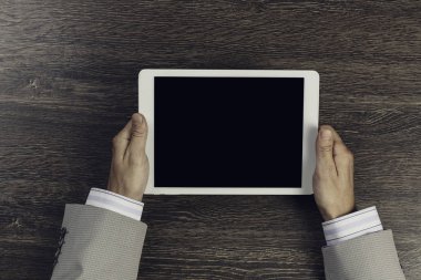 Tablet PC ile elinde boş perde
