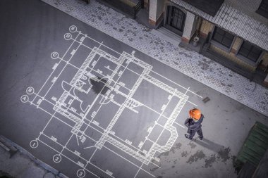 Adam mühendis planı üzerinde düşünme. Karışık teknik