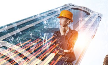 Çekici mimar kadın ve onun projesi. Karışık teknik