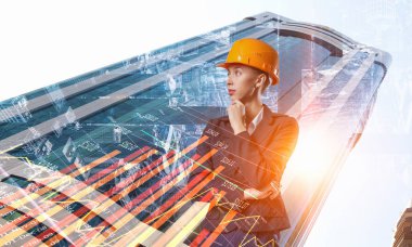 Çekici mimar kadın ve onun projesi. Karışık teknik