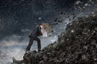 Siyah şemsiye ile iş adamı. Karışık teknik