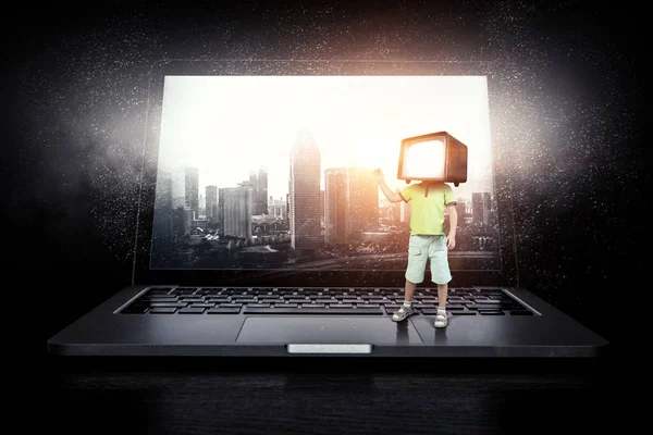 Niños adictos a la televisión. Medios mixtos — Foto de Stock