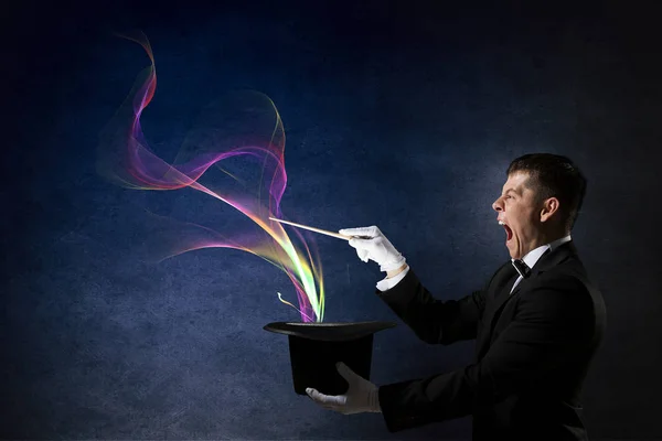 Hombre de negocios demostrando magia. Medios mixtos — Foto de Stock