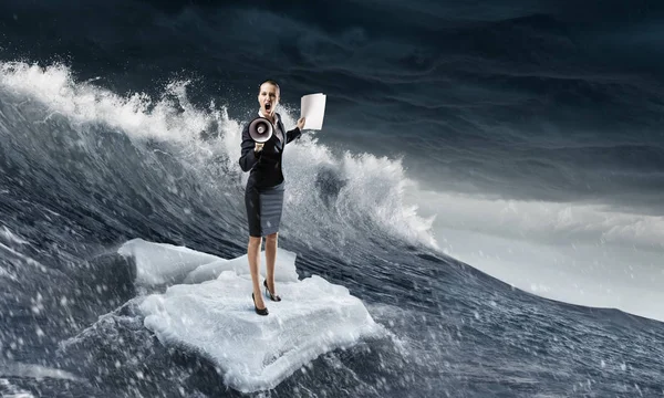 Surfen im Meer auf Eisschollen. Gemischte Medien — Stockfoto