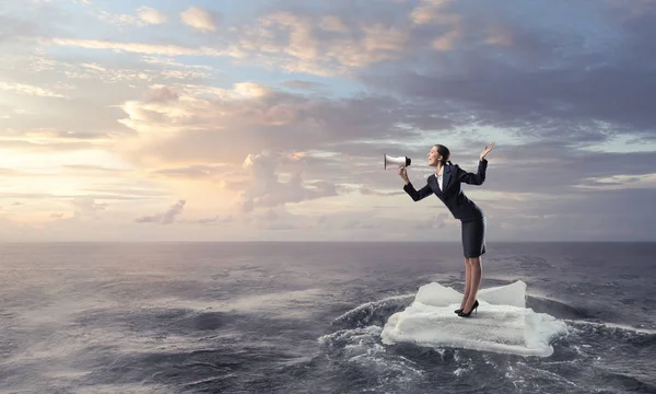 Mare di surf su ghiaccio floe. Mezzi misti — Foto Stock