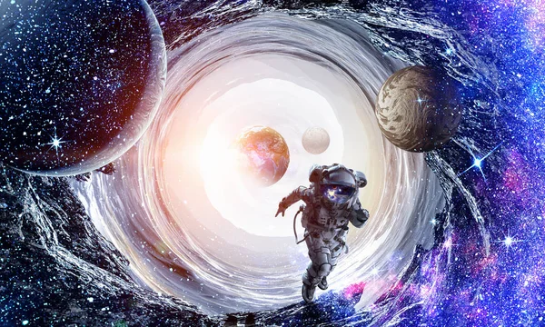 Un astronaute et une galaxie en fuite. Techniques mixtes — Photo