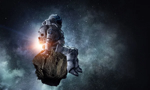 Homem do espaço na borda da rocha. Meios mistos — Fotografia de Stock