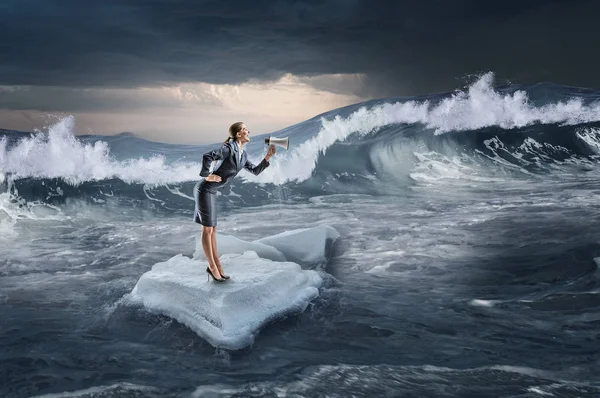 Surfen im Meer auf Eisschollen. Gemischte Medien — Stockfoto