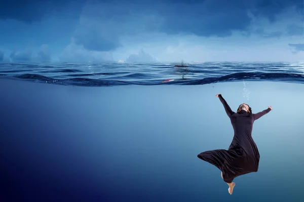 Танцовщица в голубой воде — стоковое фото