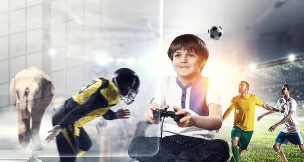Bir video oyunu oynayan çocuk. Karışık teknik — Stok fotoğraf