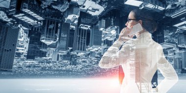 İş kadını telefon konuşmamız. Karışık teknik