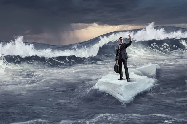 Surfen im Meer auf Eisschollen. Gemischte Medien — Stockfoto