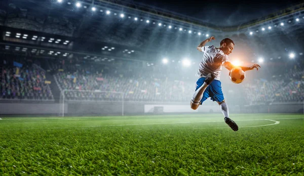 Joueur de foot au stade. Techniques mixtes — Photo