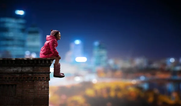 Barn drömmer ensam. Blandade medier — Stockfoto