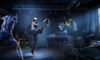 Sanal kasklı Afrikalı adam. Karışık ortam