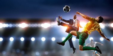 Futbol adamı topla iş başında. Karışık ortam