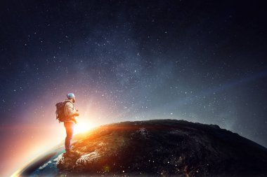 Dünya üzerinde yürüyüşçü adam. Karışık ortam