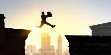 İş adamı atlamış. Karışık ortam