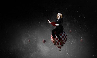 Genç kadın MIME. Karışık teknik
