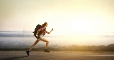 Yürüyüş veya trekking konsepti. Karışık ortam