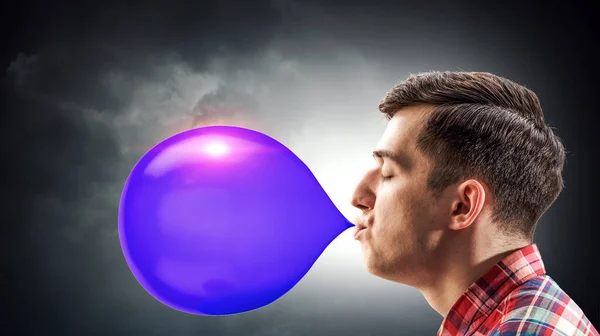 En kille som blåser bubbla. Blandade medier — Stockfoto