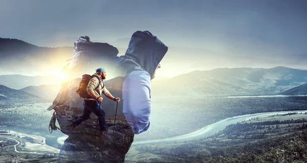 Hiker mannen i bergen. Mixed media — Stockfoto
