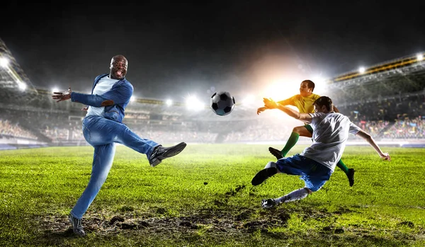 Homem de futebol em ação com bola. Meios mistos — Fotografia de Stock