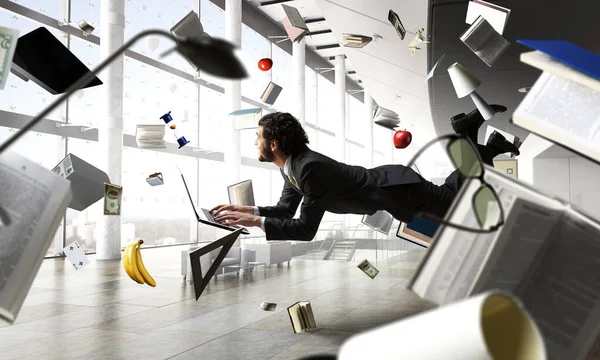 Omul zboară și lucrează pe laptop. Media mixtă — Fotografie, imagine de stoc