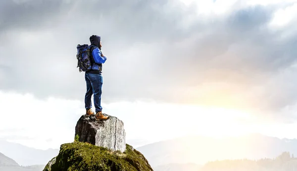 Hiker mannen i bergen. Mixed media — Stockfoto