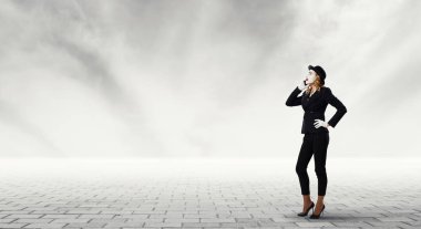 Genç kadın pandomimci. Karışık ortam