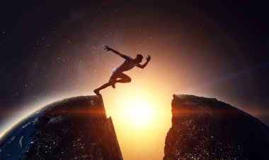 Erkek koşucu zorluk üstesinden. Karışık ortam