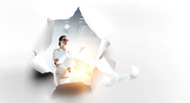 Duvar kağıdında delik var. Karışık ortam