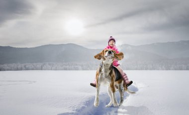 Evcil hayvan arkadaşı ile kış eğlencesi