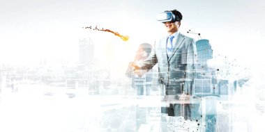 Sanal maskeli işadamı. Karışık ortam