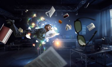 Yastıkta uyuyan çok çalışan usinessman. Karışık ortam