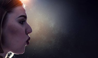 Dünya gezegenini öpen kız. Karışık ortam