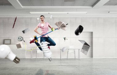 Kadın komik bir temizlik yapıyor. Karışık ortam