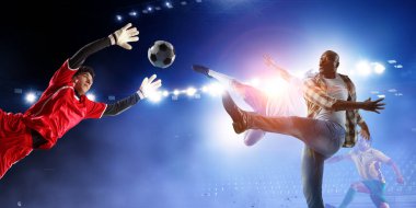 Futbol adamı topla iş başında. Karışık ortam