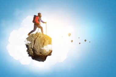 Uzun yürüyüşe çıkan kimse adam sopa ile. Karışık teknik