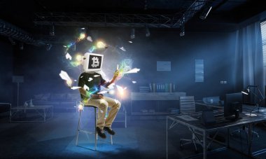 Monitör kafası olan bir iş adamı. Karışık ortam