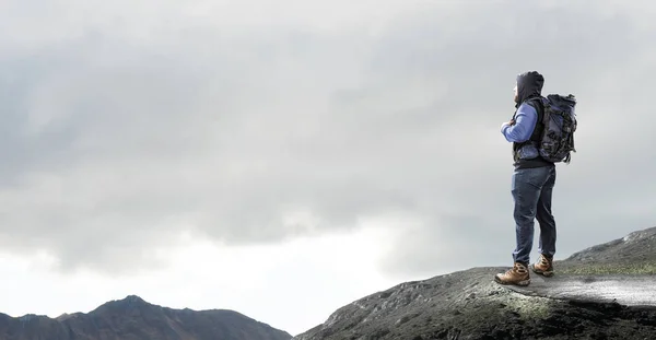 산에서 등산객 남자입니다. 혼합 매체 — 스톡 사진