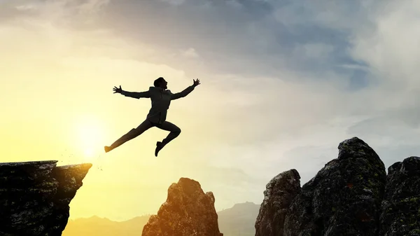 El hombre de negocios salta de un salto. Medios mixtos — Foto de Stock