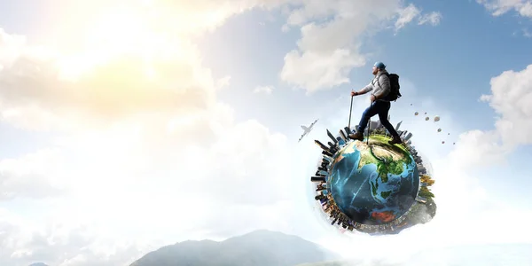 Hombre excursionista en el globo. Medios mixtos —  Fotos de Stock