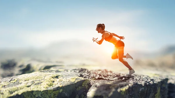 Una deportista corre una carrera. Medios mixtos —  Fotos de Stock