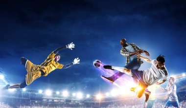 Futbol adamı topla iş başında. Karışık ortam