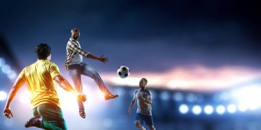 Futbol adamı topla iş başında. Karışık ortam